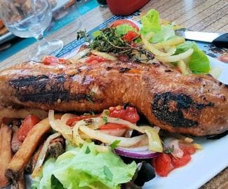 Andouillette g�ante avec frites et salade compos�e