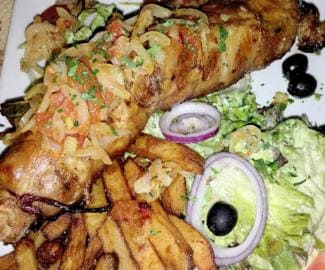 Andouillette g�ante avec frites et salade